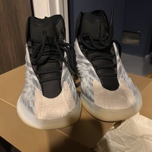Basketball yeezy shoes mens size 8